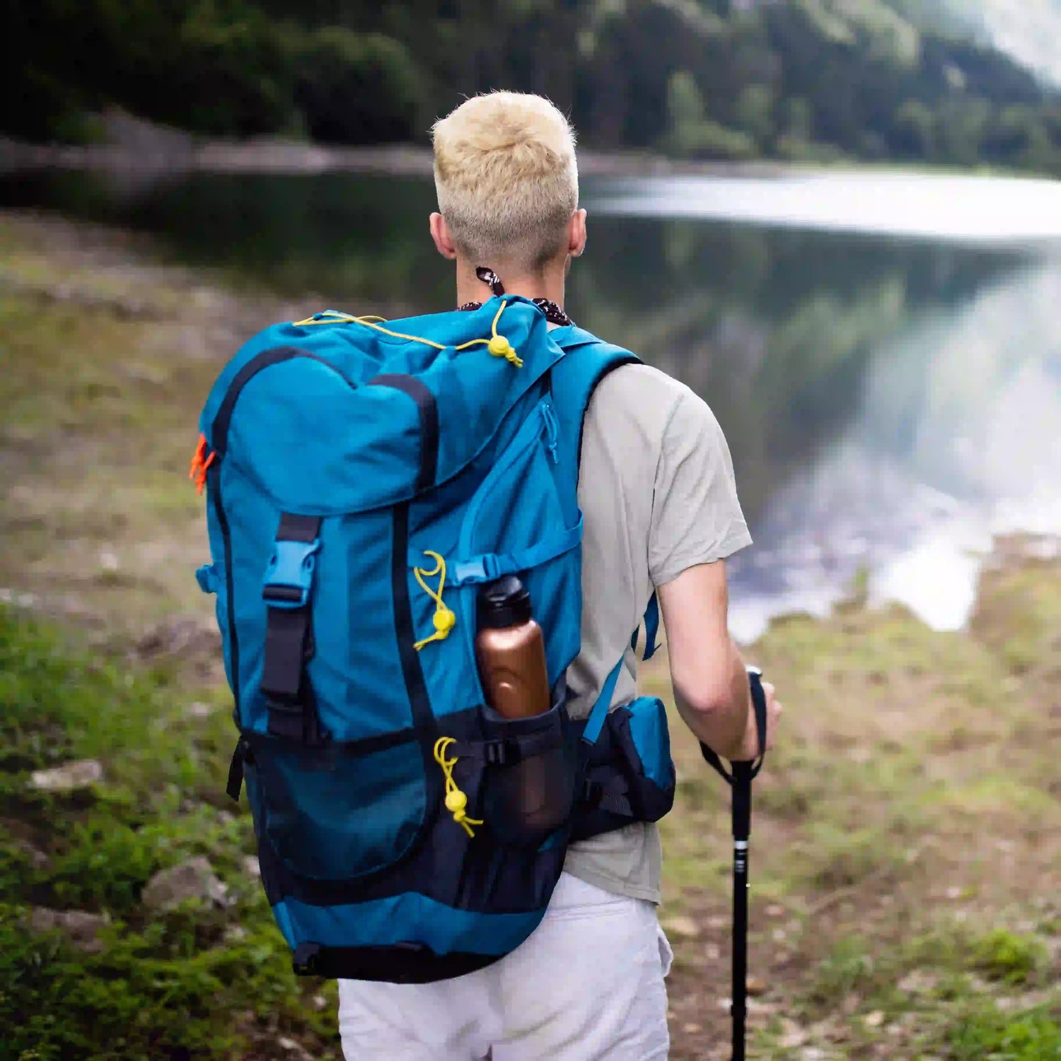 Vandrare med stor ryggsäck i naturen – idealisk för långa utflykter och resor