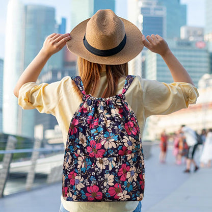 Kvinna bär blommig ryggsäck dam i stadsmiljö