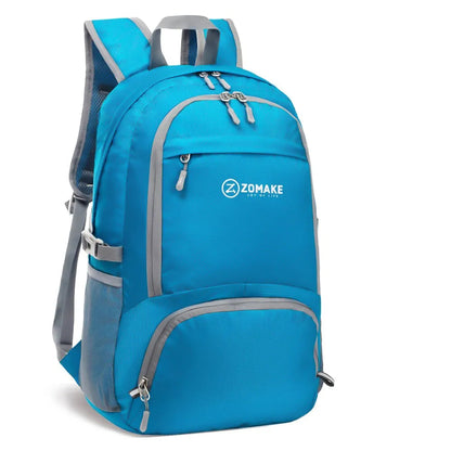 Hopvikbar Reseryggsäck i ljusblå färg, vattenavvisande och hopfällbar för enkel transport och förvaring.