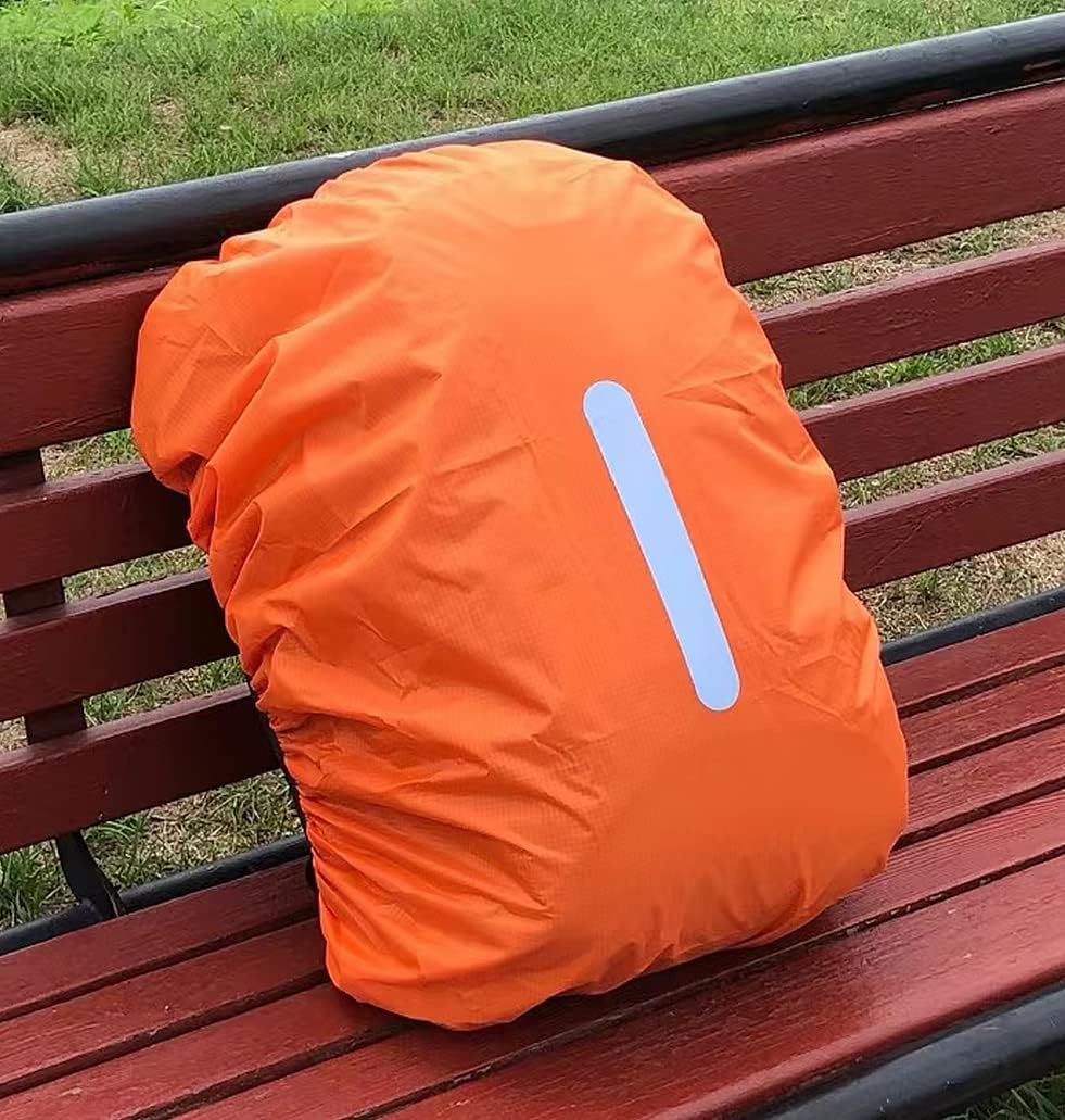 Varsel ryggsäck i stark orange färg på parkbänk med synlig reflex