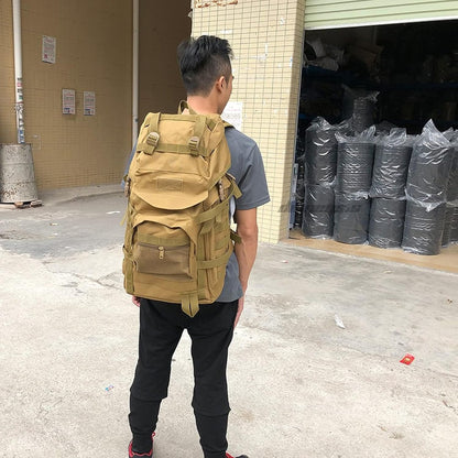 Reseryggsäck XXL i beige färg, buren av en person, visar storleken och den bekväma passformen.