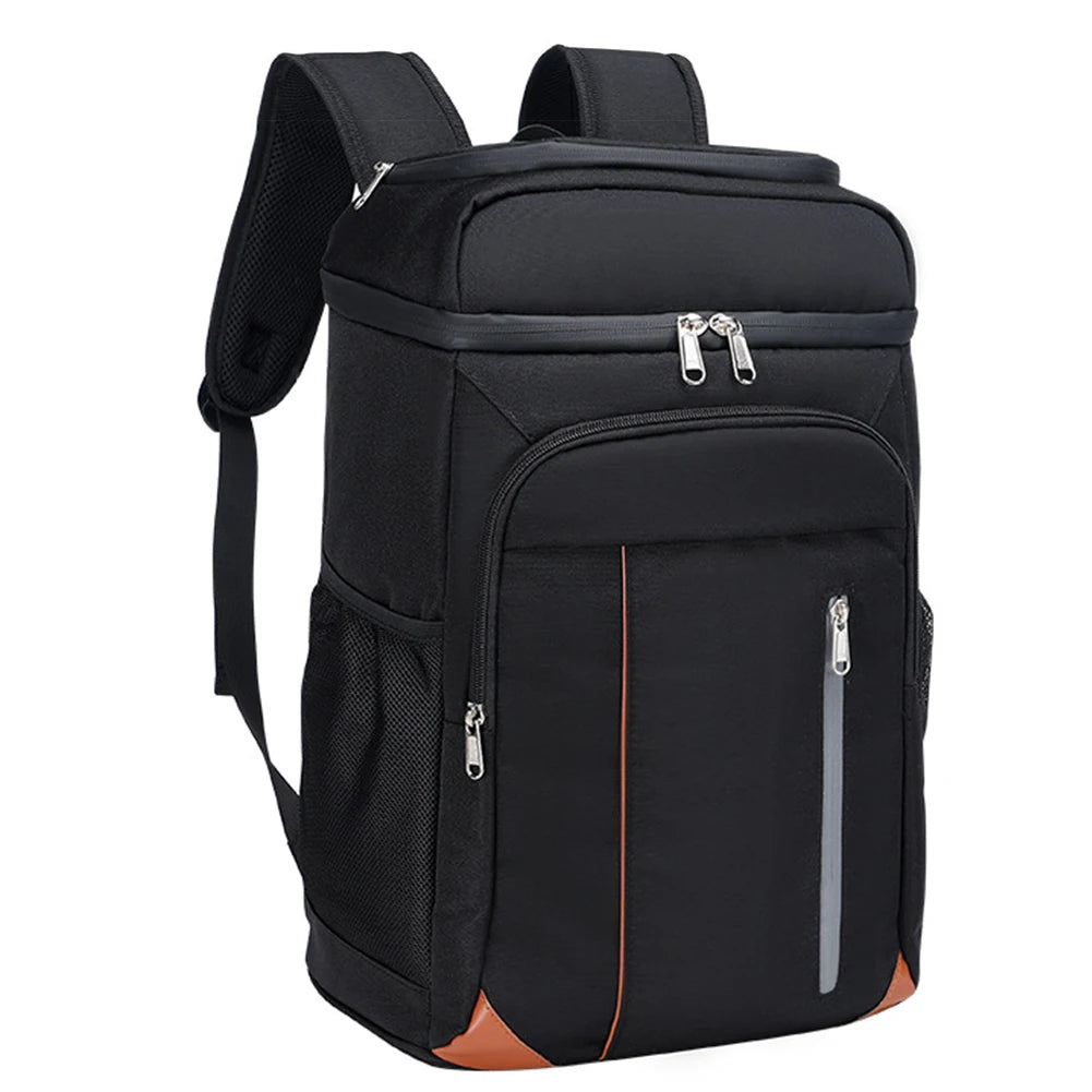 Svart kylryggsäck med ergonomiska axelremmar och stort förvaringsutrymme